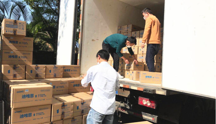 �������Є�(d��ng) ��ٛ(z��ng)100�f(w��n)Ԫ�̷��YԮ����һ���t(y��)�o(h��)�ˆT